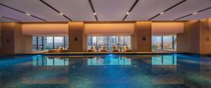 武汉武汉卓尔万豪酒店的享有城市景观的酒店游泳池
