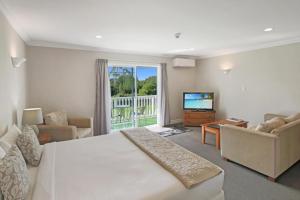 凯里凯里凯里凯里公园汽车旅馆的卧室配有一张白色大床和电视。
