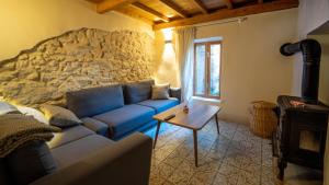 费特希耶Cozy Oasis with Lovely Backyard in Fethiye的客厅配有蓝色的沙发和桌子