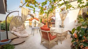 费特希耶Cozy Oasis with Lovely Backyard in Fethiye的庭院配有椅子、玻璃桌和秋千