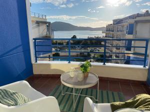 塞代拉Apartamento con vistas al mar Urb Puerto Azul B3的阳台配有桌子,享有水景