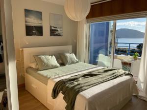 塞代拉Apartamento con vistas al mar Urb Puerto Azul B3的一间卧室设有一张大床和一个大窗户