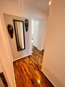 阿尔斯多夫Alsdorf 3的走廊设有镜子和木地板