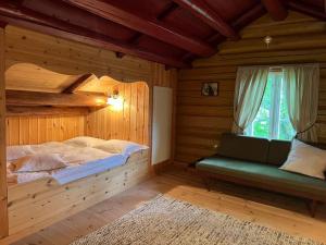 Noresund« SoFly Cottage », le charme pur的一间卧室设有一张大床和一个窗户。