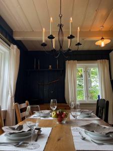 Noresund« SoFly Cottage », le charme pur的用餐室配有带酒杯的桌子