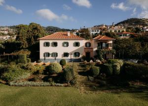 丰沙尔Quinta São Gonçalo的一座带花园的大型白色房屋