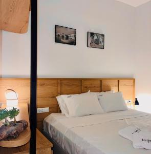 奥诺斯Majestic Mykonos的卧室配有一张墙上有两张照片的床。