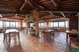特雷宽达Agriturismo Pometti - Villa Boscarello的用餐室设有桌椅和窗户。
