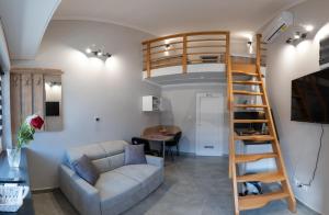 蒂萨新城Tisza Apart的客厅配有高架床和沙发