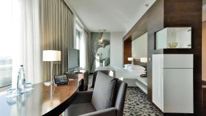 科隆科隆干草市场多林特酒店的酒店客房配有书桌和床。