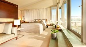 科隆科隆干草市场多林特酒店的酒店客房设有一张床和一个大窗户