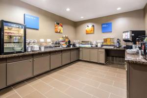 亨博尔东部IAH布什机场舒适套房酒店的一个带食品台面的大厨房