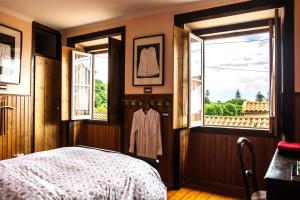 辛特拉辛特拉小型旅馆的一间卧室设有一张床和一个窗口