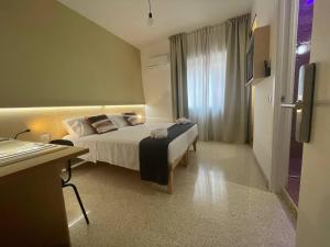 巴勒莫Ciccio Rooms and breakfast的酒店客房设有床和窗户。
