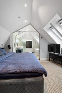 卑尔根Beautiful townhouse super Central in Bergen - 4 bedrooms 8 guests的一间卧室配有一张床和一台电视。