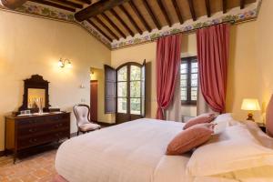 特雷宽达Agriturismo Pometti - Villa Boscarello的卧室配有一张白色大床和一张书桌