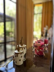 克瓦雷利Green House的桌子上放着两个茶杯和鲜花