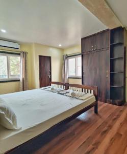 本迪Blue Door的一间卧室设有一张大床,铺有木地板