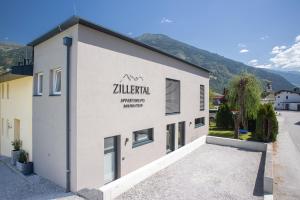 菲根Zillertal Appartements的一座建筑,上面写着“泽鲁夫”这个词