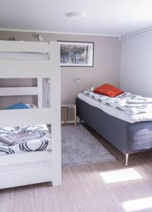 拉努阿Haistila的一间卧室设有两张双层床和一扇窗户。