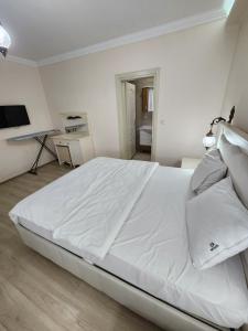 特拉布宗Esa Suite Hotel的白色卧室内的一张大白色床
