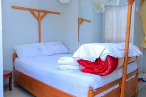 KyoteraPerfect Guest House Kyotera的一间卧室配有带毛巾的床