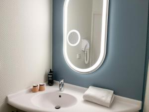 马蒂格宜必思马蒂格中央酒店的一间带水槽和镜子的浴室
