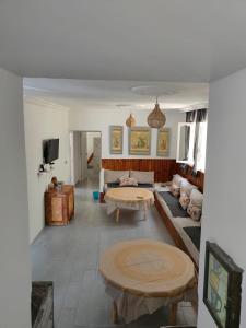 丹吉尔Casa Tanger的客厅配有沙发和桌子