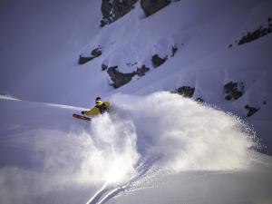 迪森蒂斯南赫亚拉青年旅馆的一个人在雪覆盖的山里滑雪
