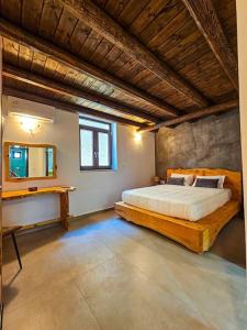 StérnaiCisternis Villa的一间卧室配有一张床和一个水槽