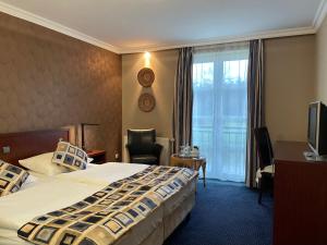 韦尔特African Sky Hotel的酒店客房设有床和窗户。