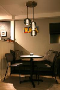 GarðabærSpacious & refurbished 1 bedroom apartment in suburban Reykjavik的餐桌、椅子和两盏灯