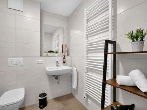 施韦比施哈尔INhome Studio Apartment - Küche - Parken - TV的白色的浴室设有水槽和卫生间。