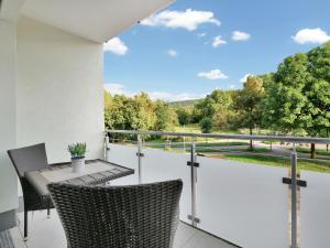 施韦比施哈尔INhome Studio Apartment - Küche - Parken - TV的阳台的天井配有桌椅