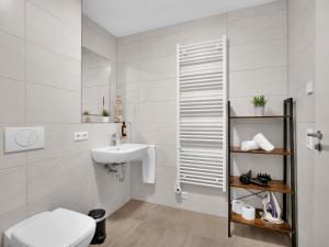 施韦比施哈尔INhome Studio Apartment - Küche - Parken - TV的白色的浴室设有水槽和卫生间。