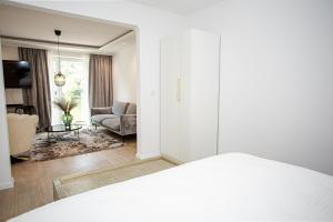 摩泽尔河畔的泽尔Luxus Ferienwohnung "Mila" mit Moselblick und Garage für Motor- und Fahrräder的一间卧室设有一张床和一间客厅。