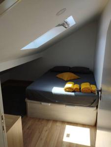 卡帕里卡海岸Katyto house的一间卧室配有一张黄色毛巾的床