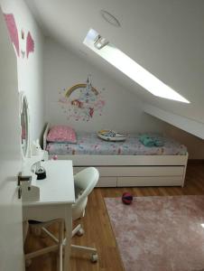 卡帕里卡海岸Katyto house的一间卧室配有一张床、一张桌子和一张桌子