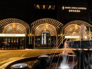 广州广州天河太古汇喆啡锐品酒店的夜间在建筑物前的喷泉