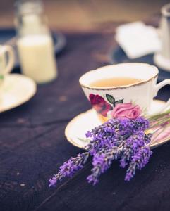 FinchingfieldFinchingfield Lavender的桌上放着一杯咖啡和一束鲜花