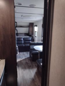 布兰森Branson RV Park的客厅配有沙发和桌子。