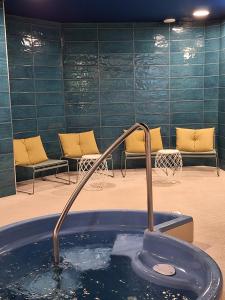 基尔科努米迈克会议酒店的客房内的热水浴池