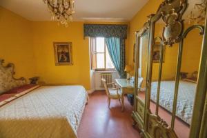 乌尔比诺Suite con Bagno in villa esclusiva - Urbino的一间卧室设有两张床、一张桌子和一个窗口
