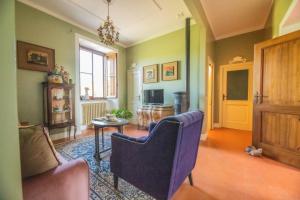 乌尔比诺Suite con Bagno in villa esclusiva - Urbino的客厅配有沙发和桌子
