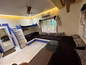 艾哈迈达巴德Farm stay in Ahmedabad的带沙发和窗户的客厅