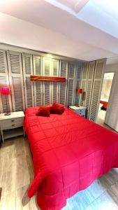 罗萨里奥CASA CENTRICA - experiencia casa pasillo paseo del siglo的一间卧室配有红色枕头和一张红色大床