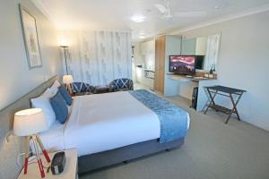旺阿帕劳阿方格帕罗阿旅馆的酒店客房设有一张大床和一张书桌。