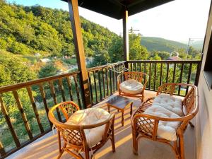 BratsigovoKassandrova Guest House & Spa的阳台配有桌椅,享有山景。