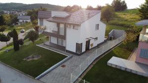 GrkavešćakResidence Horvat的白色房子的空中景色