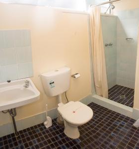 库马瑞士汽车旅馆的浴室配有卫生间、盥洗盆和淋浴。